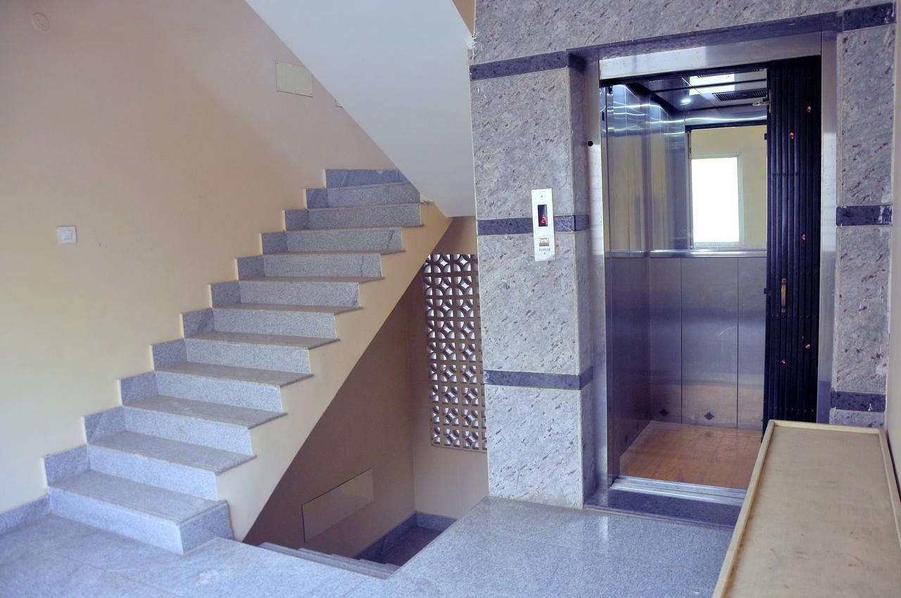 Ksr Grands Hotell Tirupati Exteriör bild